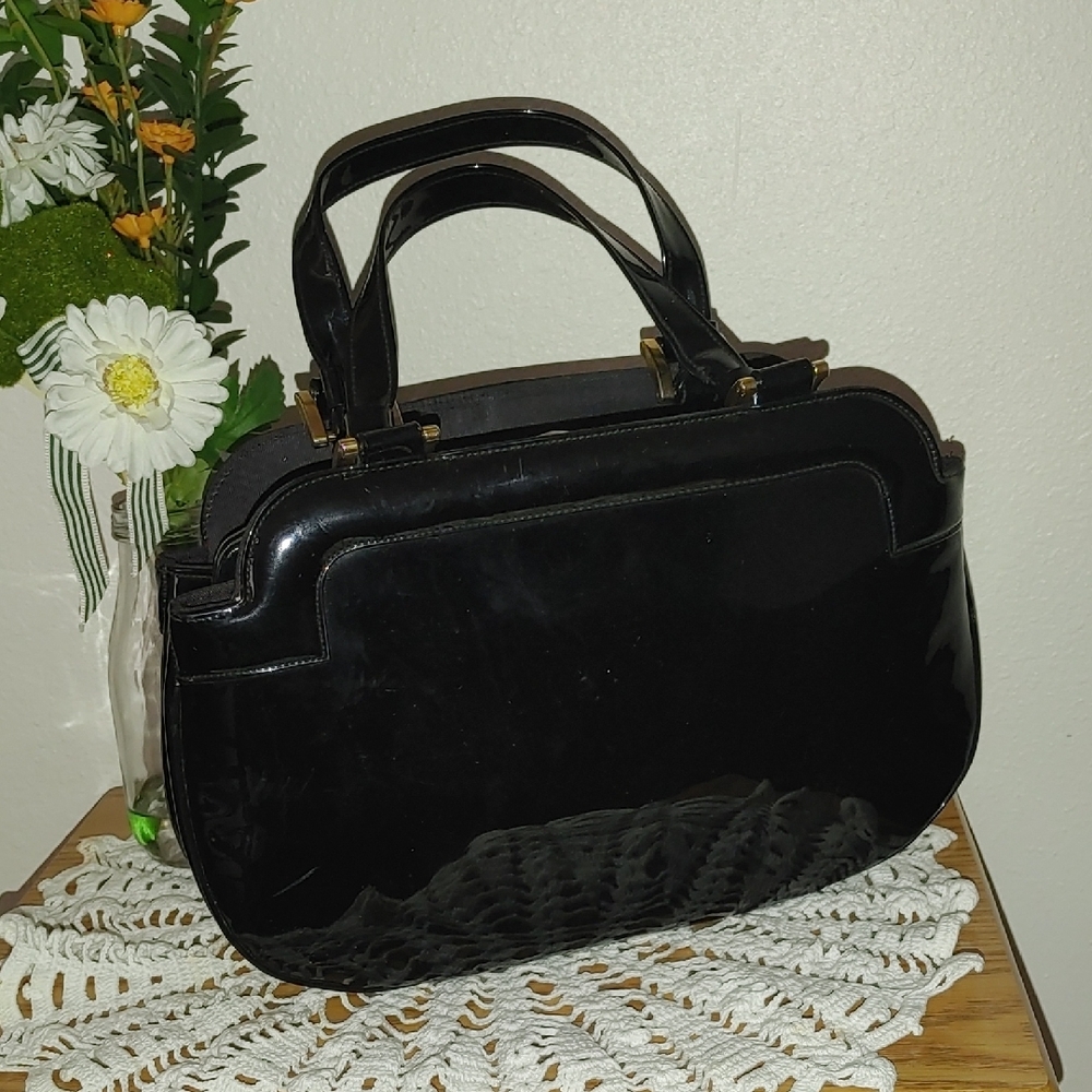 Vintage Sleek Black Hand Bag with Timeless Elegance